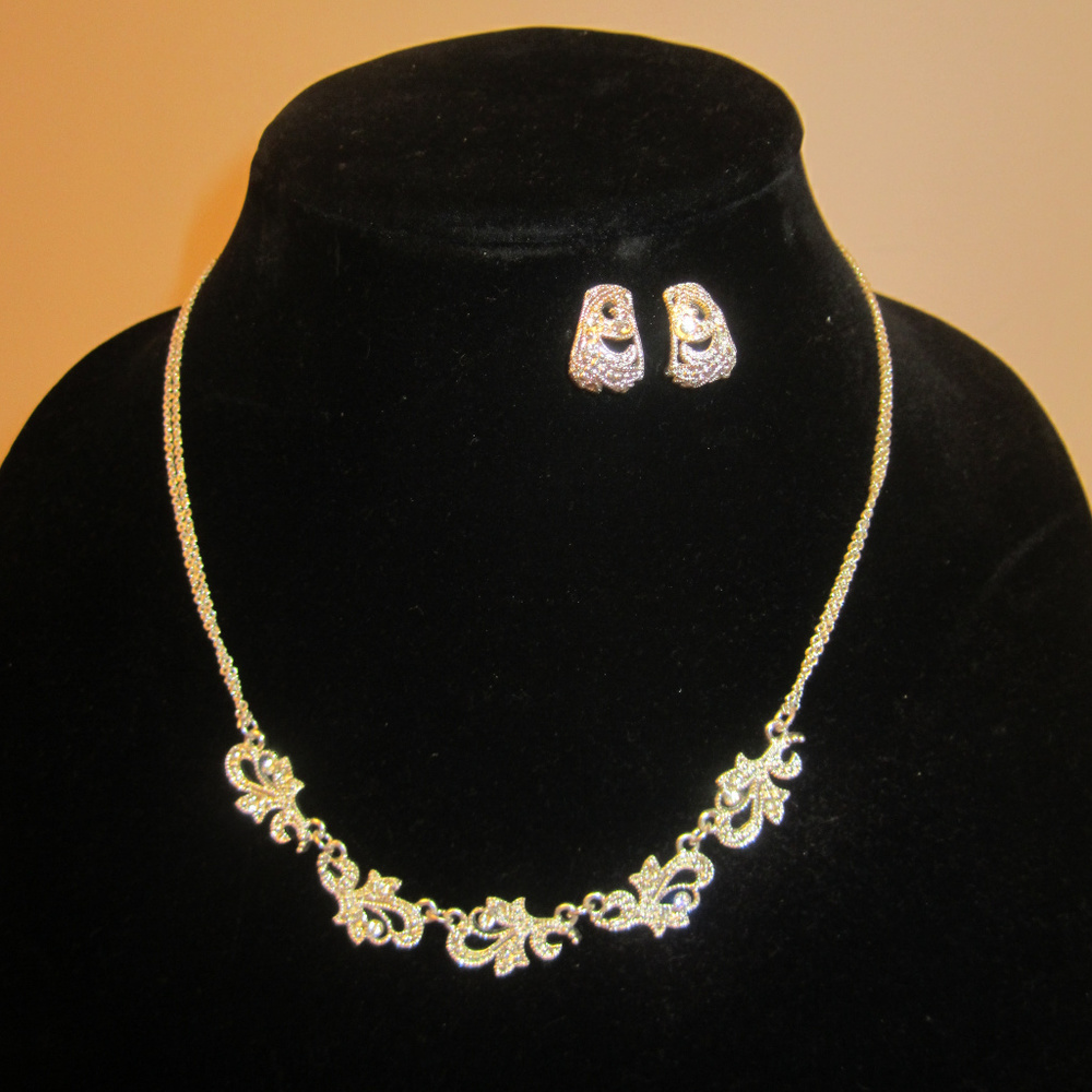 Rhinestone Silvertone Necklace Earrings Set EUC